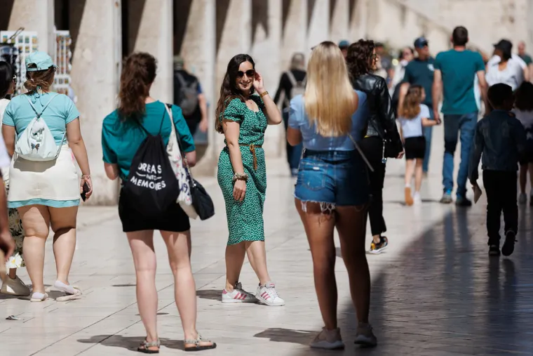 Vruće hlačice i tanke naramenice: Nema tko nije buljio u zanosnu brinetu