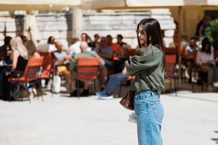 Vruće hlačice i tanke naramenice: Nema tko nije buljio u zanosnu brinetu