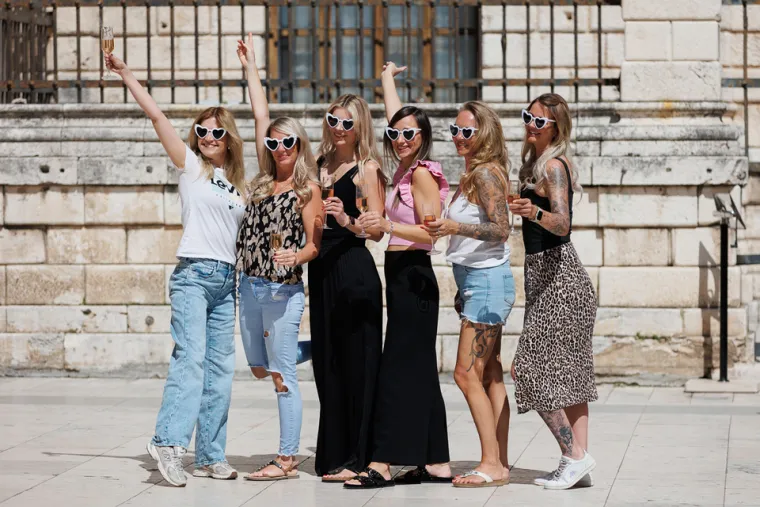 Vruće hlačice i tanke naramenice: Nema tko nije buljio u zanosnu brinetu