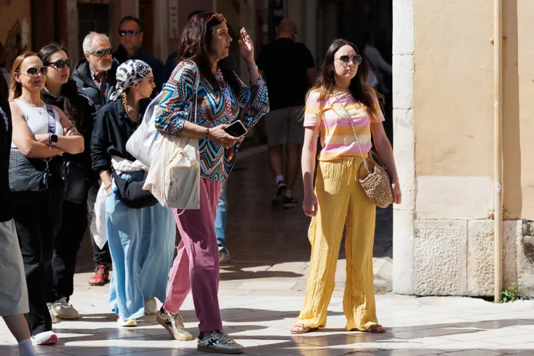 Vruće hlačice i tanke naramenice: Nema tko nije buljio u zanosnu brinetu