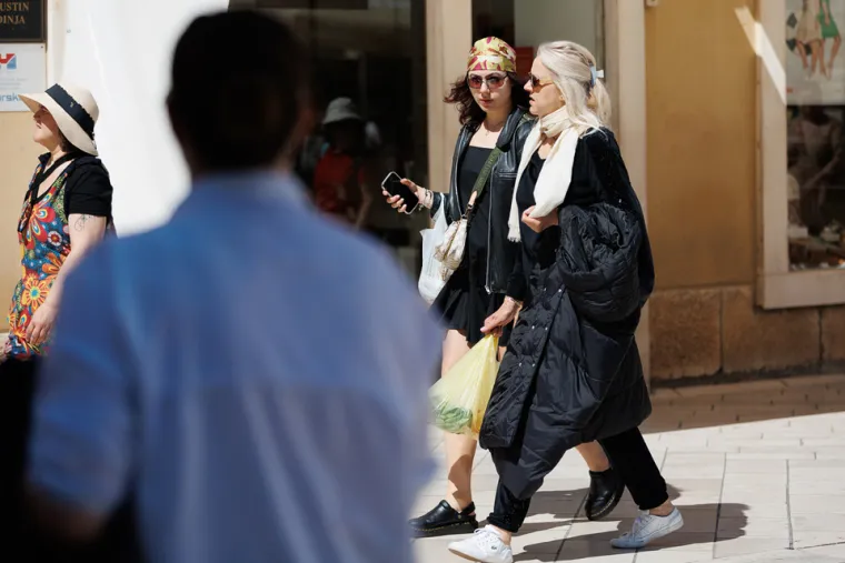 Vruće hlačice i tanke naramenice: Nema tko nije buljio u zanosnu brinetu