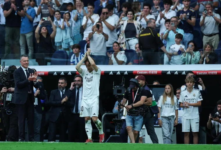 U 86. minuti je utakmica zaustavljena jer je u tom trenutku zamijenjen Modrić koji je s travnjaka izlazio uz ovacije cijelog Santiago Bernabeu stadiona. 