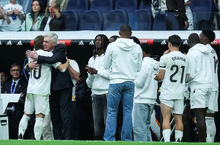 Igrači obje momčadi su napravili špalir kroz koji je Modrić izlazio uz pozdrave, a kraj klupe ga je dočekao Toni Kroos, donedavni suigrač koji se ranije oprostio od Reala, te njegova obitelj, supruga i djeca. 