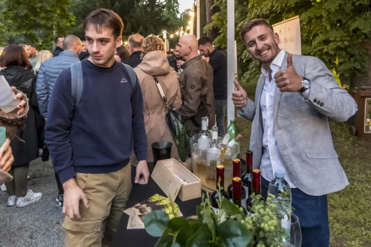Osijek se opustio uz vino: Pogledajte divne dame koje su se sredile ba&scaron; za tu prigodu
