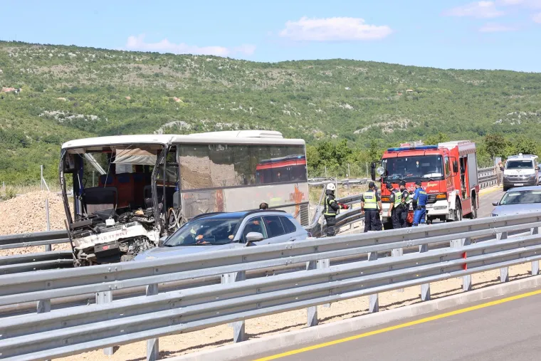 Pojavile se fotografije teške nesreća u Dalmaciji: Ovako izgleda krš i lom na autocesti