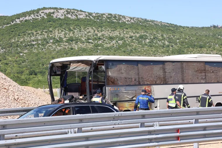 Pojavile se fotografije teške nesreća u Dalmaciji: Ovako izgleda krš i lom na autocesti