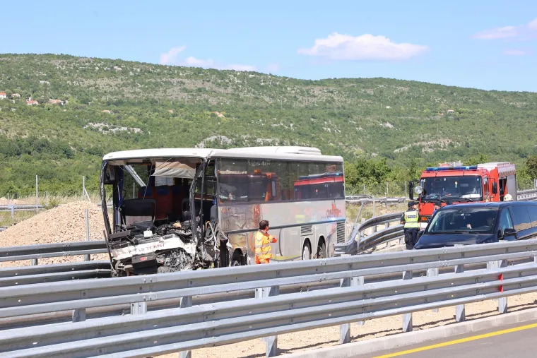 Pojavile se fotografije teške nesreća u Dalmaciji: Ovako izgleda krš i lom na autocesti
