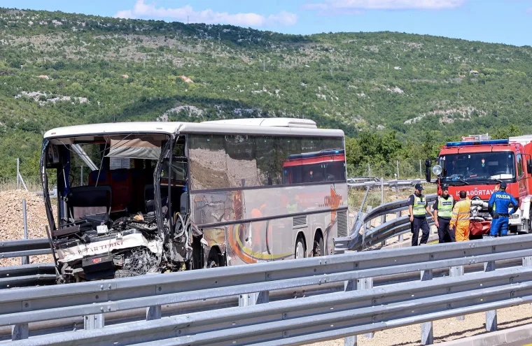 Pojavile se fotografije teške nesreća u Dalmaciji: Ovako izgleda krš i lom na autocesti