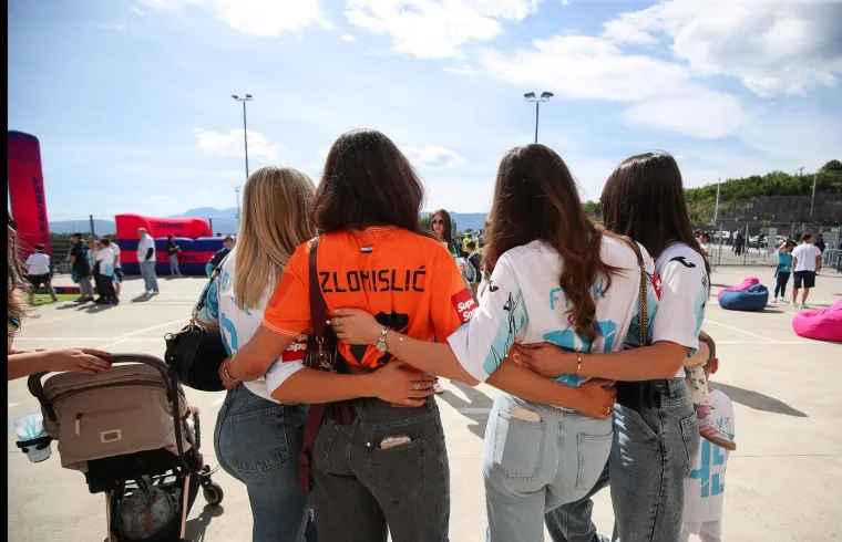 LJEPOTA NA NOGOMETU: Puno je žena na Rujevici. I neka je. Svi su ludi za nogometom.