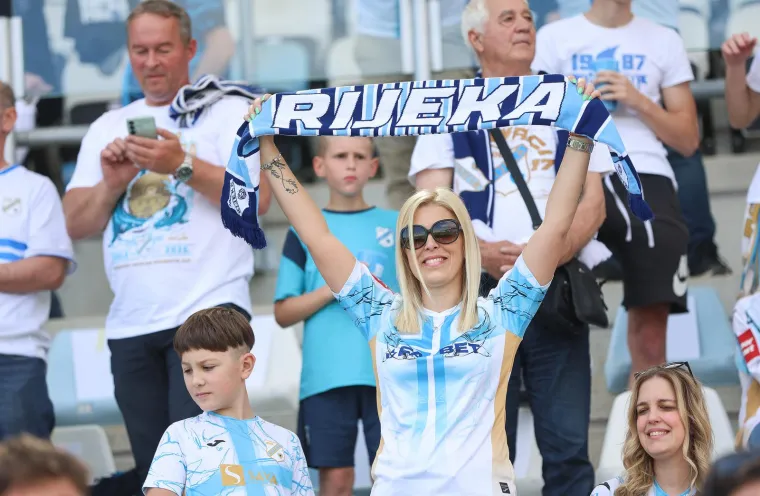 NAVIJAČICA RIJEKE: Šal u zrak za voljeni klub. 