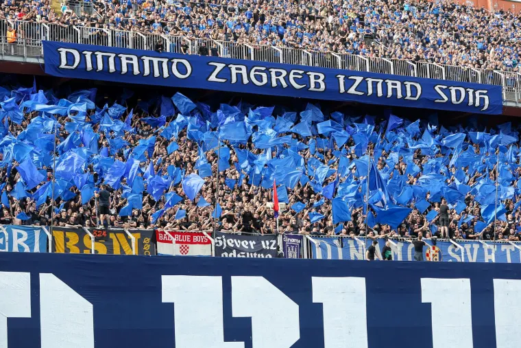 Već uobičajne navijačke krpe dominirale su sjevernom tribinom