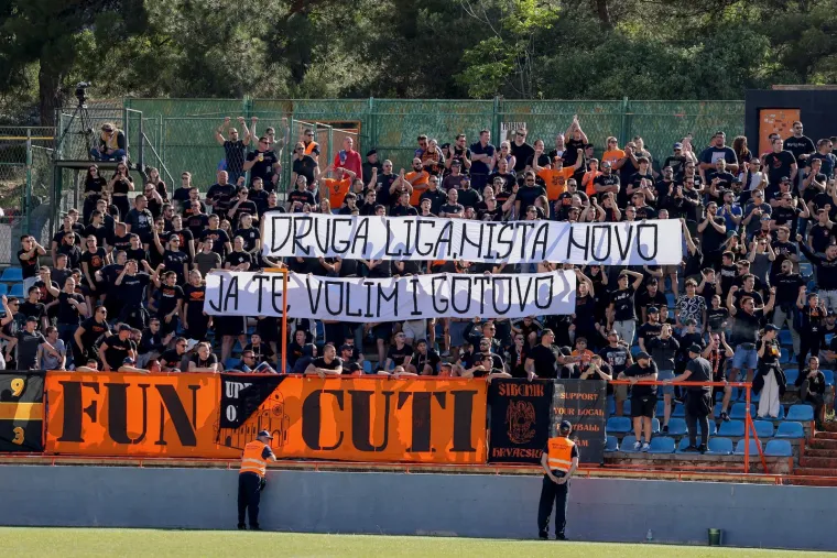 Na Šibenki nije bilo koreografija već poruke navijačkih skupina. Funcuti su svojom porukom pokazali kako njihova odanost nije upitna ni u turbulentnim trenucima u klubu. &apos;Druga liga, ništa novo. Ja te volim i gotovo.&apos;