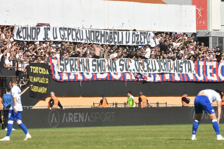 Torcida je pak bila vrlo oštra. Njihova je poruka glasila: &apos;Konop je u gepeku, normabeli u džepu. spermni smo na sve, očekujemo ništa.