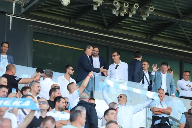 Posljednje kolo na HNL-a u kojem Rijeku lovi svoj drugi naslov prvaka Hrvatske privukla je na Rujevicu sve zaljubljenike u riječki klub. Jedan od njih je čini se i potpredsjednik Vlade RH Oleg Butković