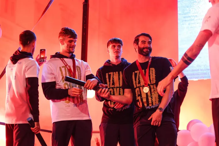 Kakvi prizori: Navijači dočekali igrače Rijeke, Korzo je krcat