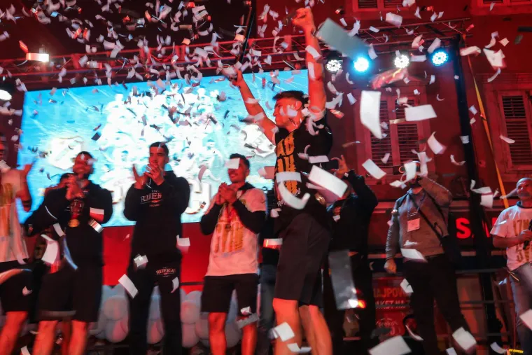 Kakvi prizori: Navijači dočekali igrače Rijeke, Korzo je krcat