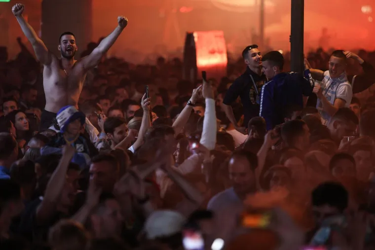 Kakvi prizori: Navijači dočekali igrače Rijeke, Korzo je krcat