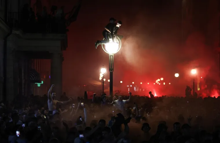 Kakvi prizori: Navijači dočekali igrače Rijeke, Korzo je krcat