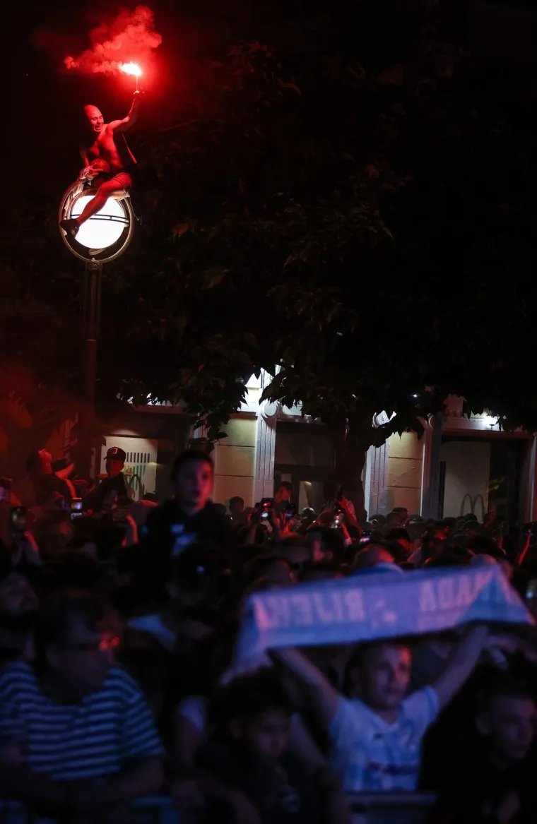 Kakvi prizori: Navijači dočekali igrače Rijeke, Korzo je krcat