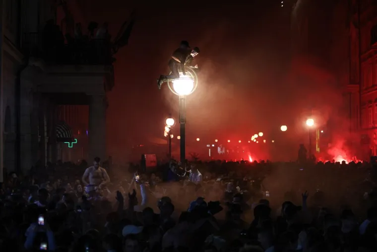 Kakvi prizori: Navijači dočekali igrače Rijeke, Korzo je krcat