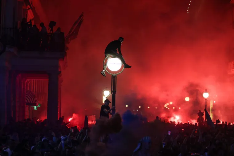 Kakvi prizori: Navijači dočekali igrače Rijeke, Korzo je krcat