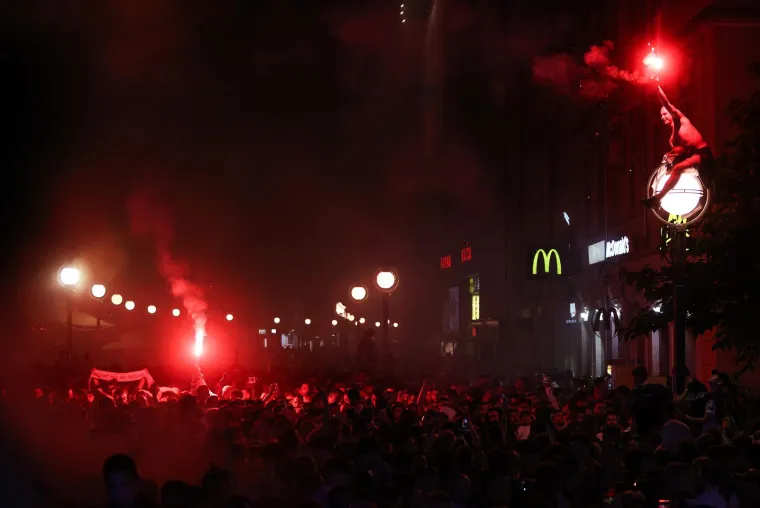 Kakvi prizori: Navijači dočekali igrače Rijeke, Korzo je krcat