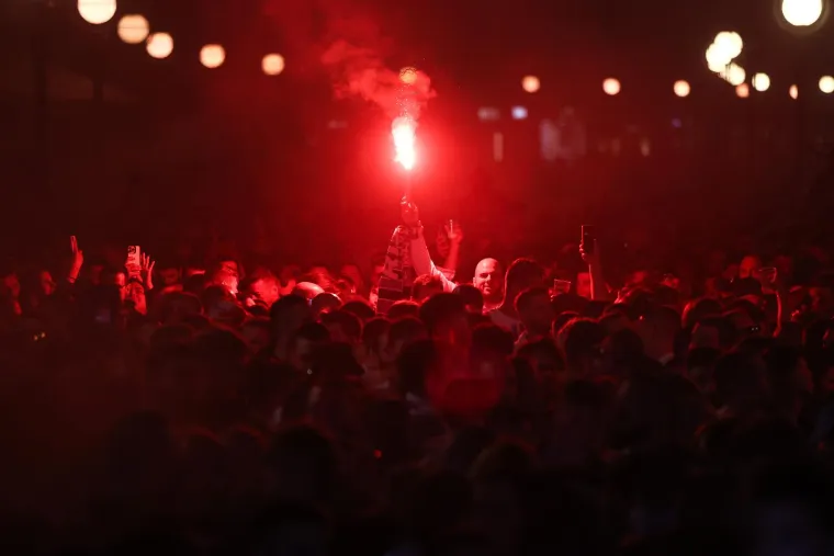 Kakvi prizori: Navijači dočekali igrače Rijeke, Korzo je krcat