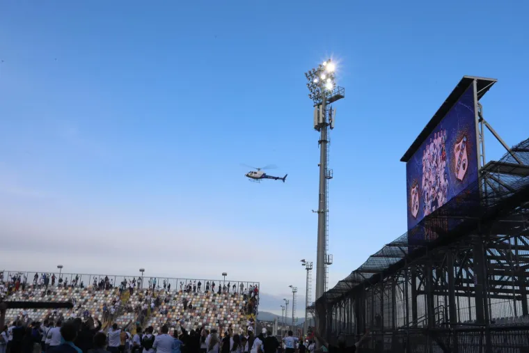 HELIKOPTER U ZRAKU: dok su tribine Rujevice eruptirale na gol Fruka, na Bosiljevu su se vršile finalne pripreme za ekspediciju dostave trofeja. Čekao je Marijan Kustić uz delegaciju HNS-a posljednji zvižduk suca Ercega, a kada su navijači uletjeli u teren, postalo je kristalno jasno - trofej SHNL-a helikopterom će ići put Rujevice.