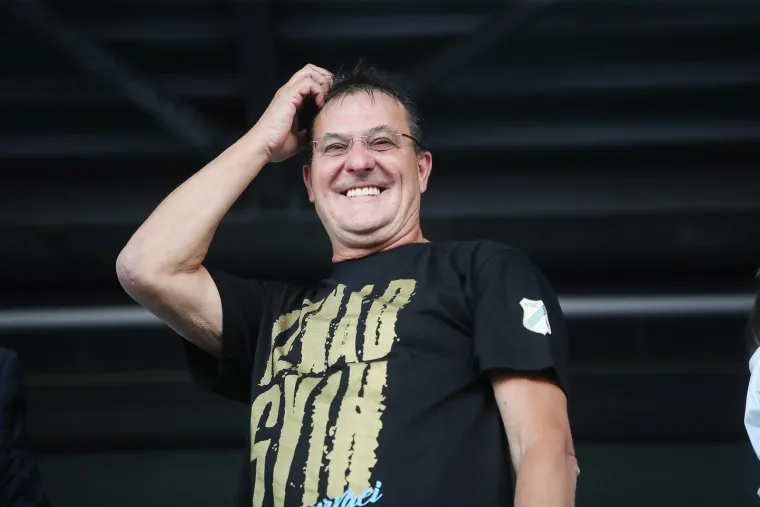 Helikopter donio pehar. Mišković, novi junak Rijeke i ekipa u deliriju! Navijači izviždali jednu osobu