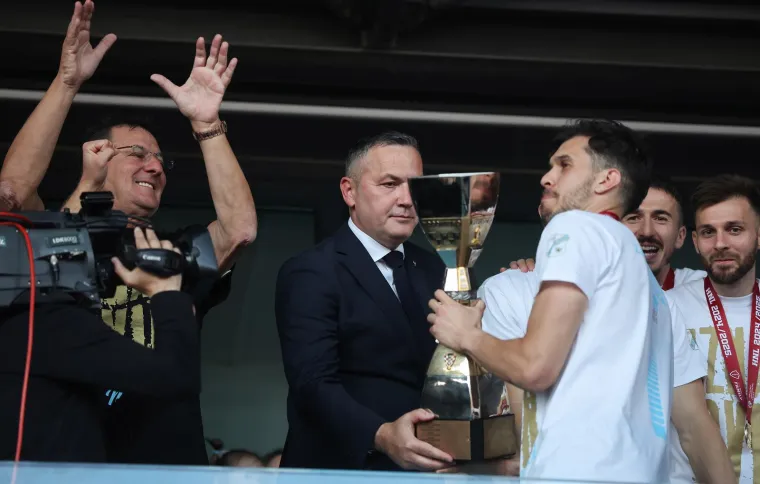 Helikopter donio pehar. Mišković, novi junak Rijeke i ekipa u deliriju! Navijači izviždali jednu osobu