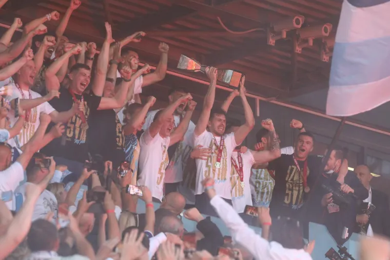 TRENUTAK ZA VJEČNOST: Igrači i treneri HNK Rijeka podižu trofej.