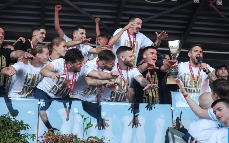 KONAČNO SU DOČEKALI: Đalović je napravio šou s peharom i mikrofonom.