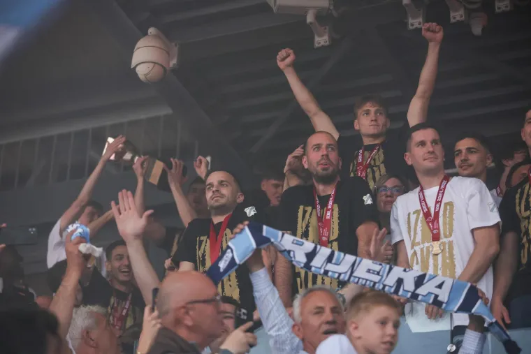 Helikopter donio pehar. Mi&scaron;ković, novi junak Rijeke i ekipa u deliriju! Navijači izviždali jednu osobu