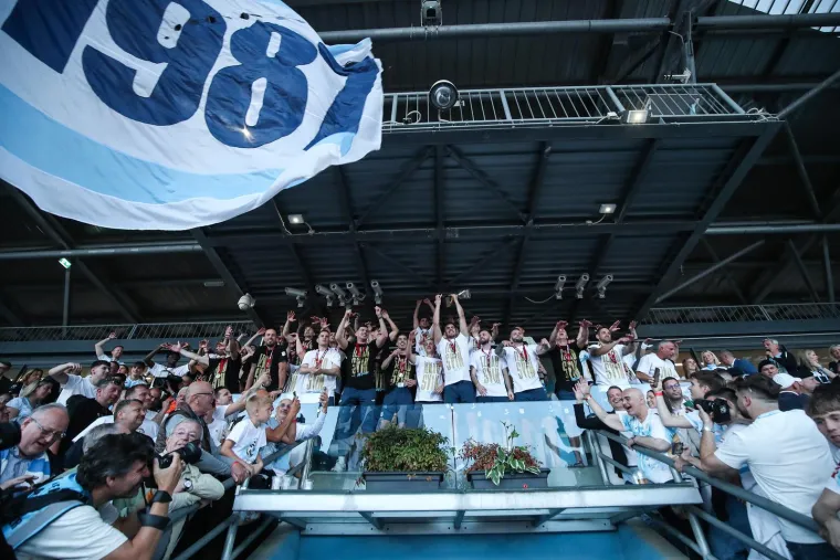 Helikopter donio pehar. Mi&scaron;ković, novi junak Rijeke i ekipa u deliriju! Navijači izviždali jednu osobu