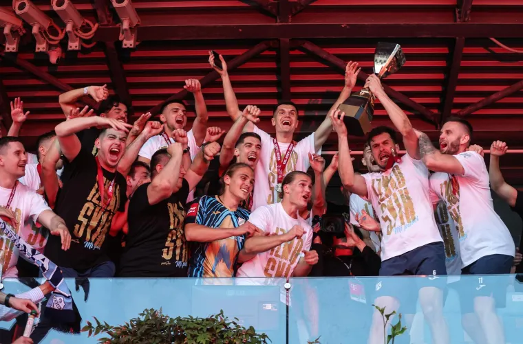 Helikopter donio pehar. Mi&scaron;ković, novi junak Rijeke i ekipa u deliriju! Navijači izviždali jednu osobu