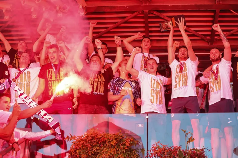 Helikopter donio pehar. Mi&scaron;ković, novi junak Rijeke i ekipa u deliriju! Navijači izviždali jednu osobu