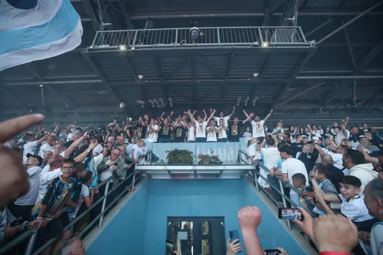 Helikopter donio pehar. Mi&scaron;ković, novi junak Rijeke i ekipa u deliriju! Navijači izviždali jednu osobu