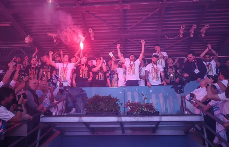 Helikopter donio pehar. Mi&scaron;ković, novi junak Rijeke i ekipa u deliriju! Navijači izviždali jednu osobu