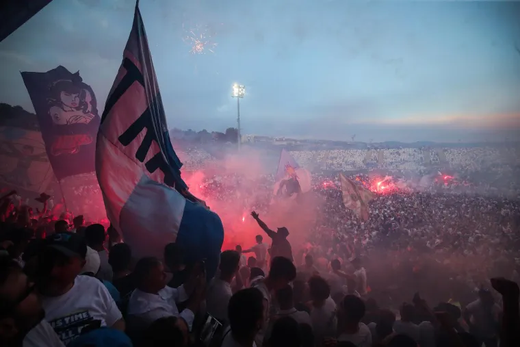 Helikopter donio pehar. Mi&scaron;ković, novi junak Rijeke i ekipa u deliriju! Navijači izviždali jednu osobu