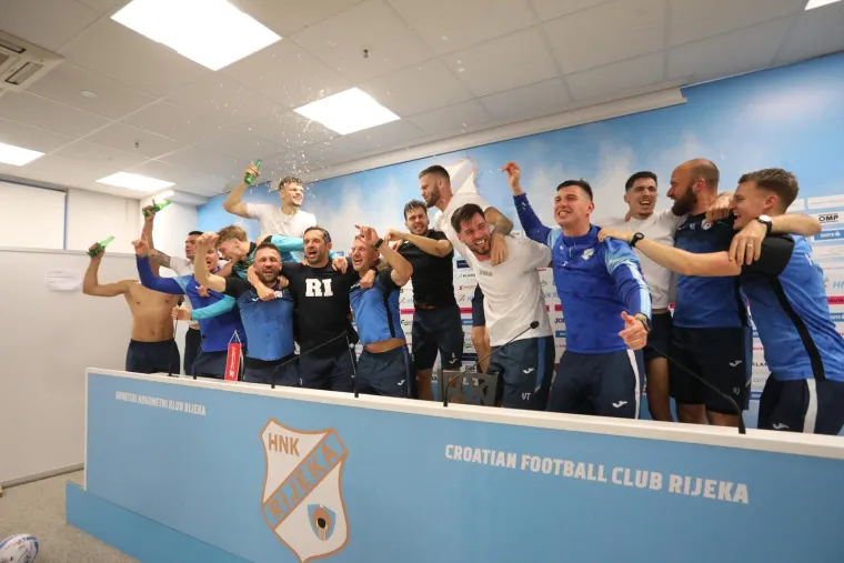 LUDA PRESSICA: &Scaron;ou i u dvorani za novinare, poljevalo se pivom. 