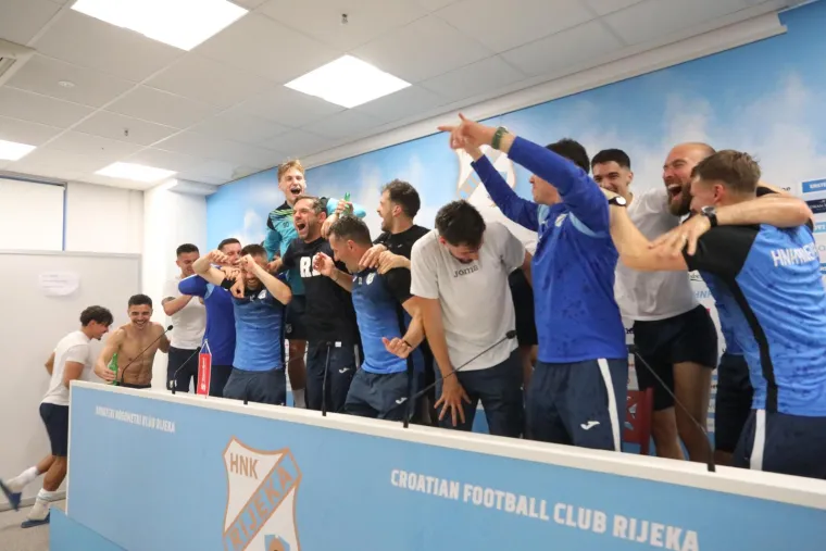 Helikopter donio pehar. Mi&scaron;ković, novi junak Rijeke i ekipa u deliriju! Navijači izviždali jednu osobu
