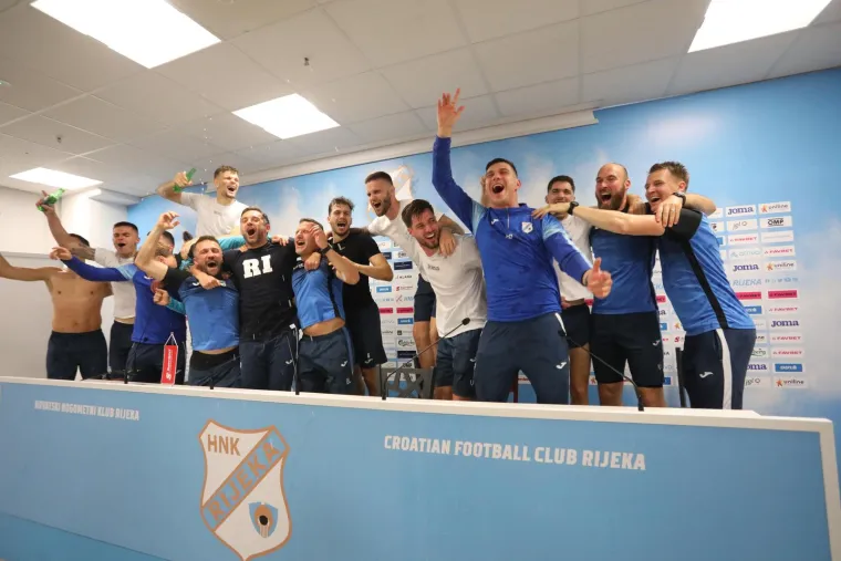 Helikopter donio pehar. Mi&scaron;ković, novi junak Rijeke i ekipa u deliriju! Navijači izviždali jednu osobu