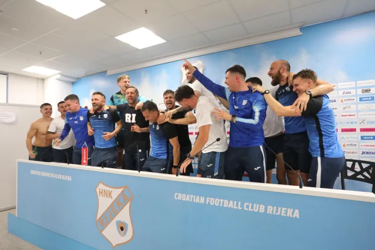 Helikopter donio pehar. Mi&scaron;ković, novi junak Rijeke i ekipa u deliriju! Navijači izviždali jednu osobu