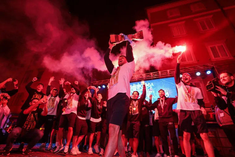 SLAVLJE U CENTRU GRADA RIJEKE: Igrači su na Korzo stigli oko 23 sata na odu&scaron;evljenje vi&scaron;e tisuća navijača momčadi s Kvarnera. Nove hrvatske prvake je dočekao vatromet i brojne baklje, a slavlje je potrajalo do dugo u noć. 