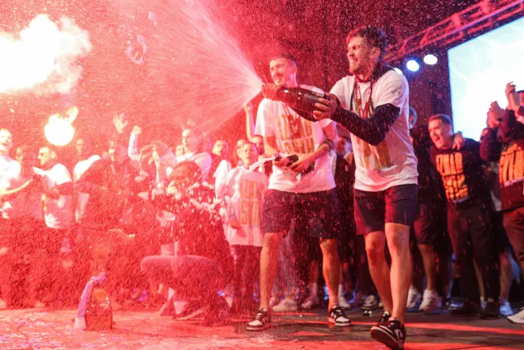 Helikopter donio pehar. Mi&scaron;ković, novi junak Rijeke i ekipa u deliriju! Navijači izviždali jednu osobu