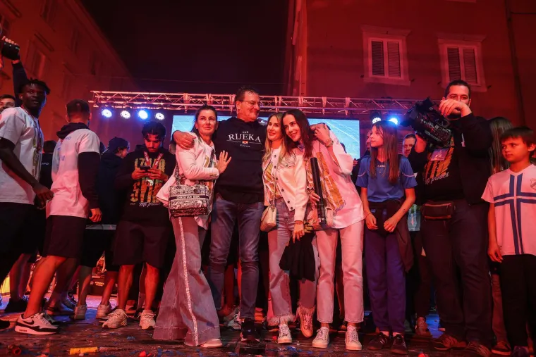 "Ova pobjeda je poklon svim na&scaron;im Riječankama i Riječanima, pokazali smo da možemo napraviti rezultat kao mali grad koji nema previ&scaron;e podr&scaron;ke. To je ono &scaron;to mene ispunjava. Nažalost na&scaron; potpredsjednik nije mogao biti večeras s vama. Ovo je pobjeda i za njega. Moja obitelj propatila je puno u ovih 13 godina, ali nema tih para koje mogu ovo platiti. Obećao sam vam titulu i ona je do&scaron;la. Ponovo će natalitet Rijeke biti kao pro&scaron;li put kad smo osvojili titulu. Pun sam emocija, treba prespavati ovo. U četvrtak imamo finale Kupa. Nakon toga i odmora se idemo spremiti za drugu sezonu Hvala vam puno", kazao je Damir Mi&scaron;ković. 