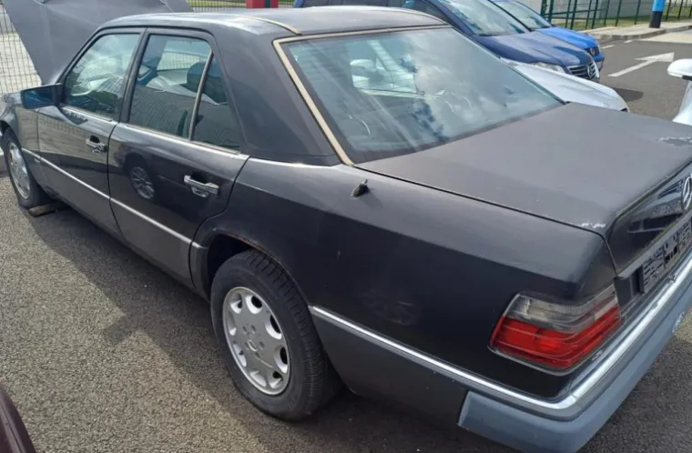 Mercedes 260 E, godina proizvodnje 1989., početna cijena iznosi 400,00 eura
