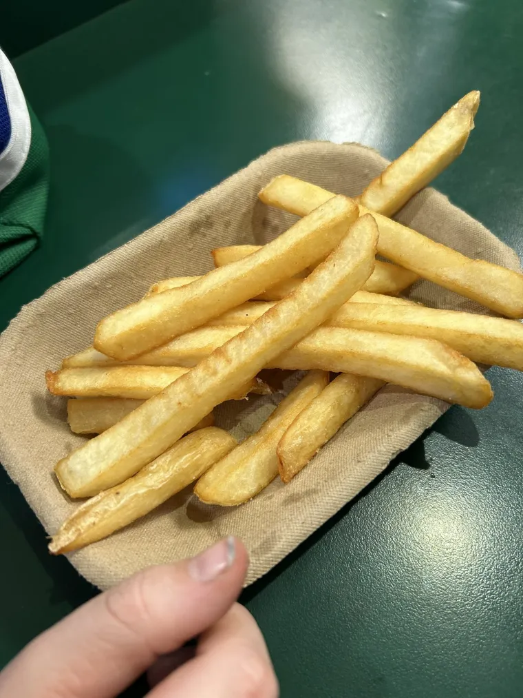 Skupo, skuplje, pommes frites na hokejskoj utakmici u Kanadi. Samo osam dolara. 