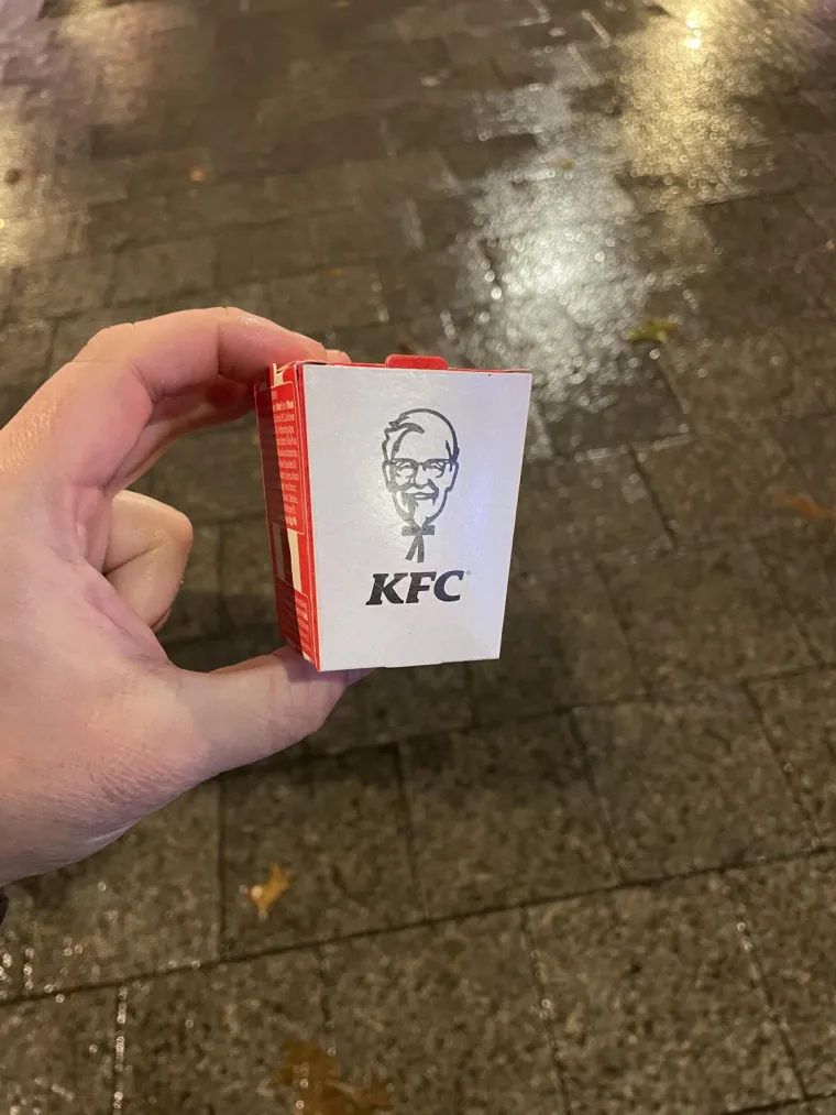 A što tek reći na ovo? Kao da papigi nosite nagradu. Ovakva porcija ni djetetu ne bi bila dosta. 