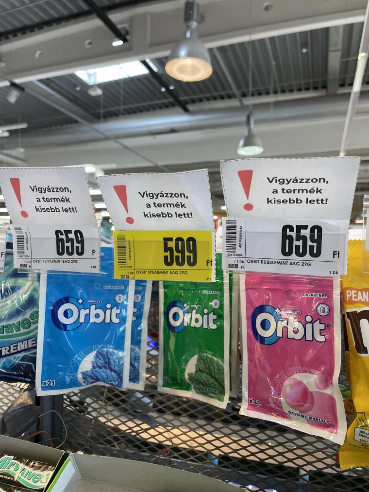 Iz tog su razloga u mnogim marketima, kao primjerice ovdje u Mađarskoj, trgovci dužni upozoriti kupce da je gramaža određenog proizvoda preko noći postala manja. 